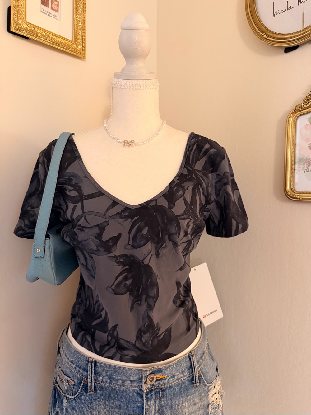lululemon athletica Black Gray Floral V-Neck Short Sleeve Top